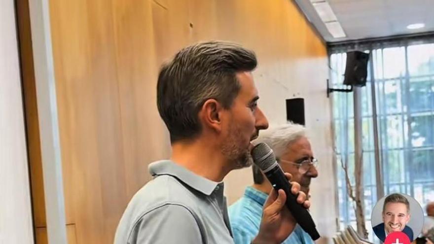 Del atril al escenario: el portavoz del PP en Gandia se atreve con Raphael