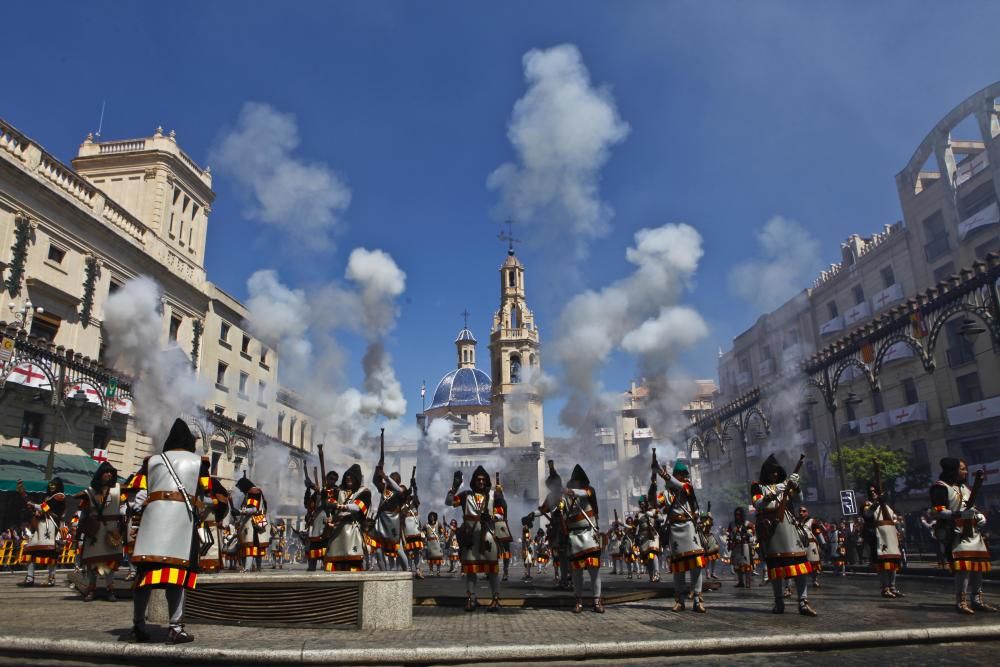 Dos espectaculares y ruidosas batallas transportan a Alcoy al lejano año de 1276