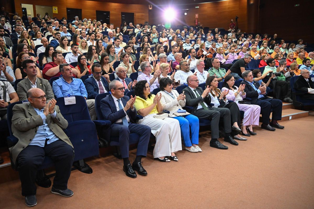 Personalidades durante el acto de clausura del curso de la UMH este jueves