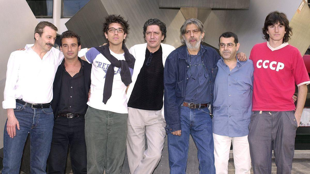Chete Lara, tercero por la derecha, con sus compañeros de reparto de 'Smoking Room'.