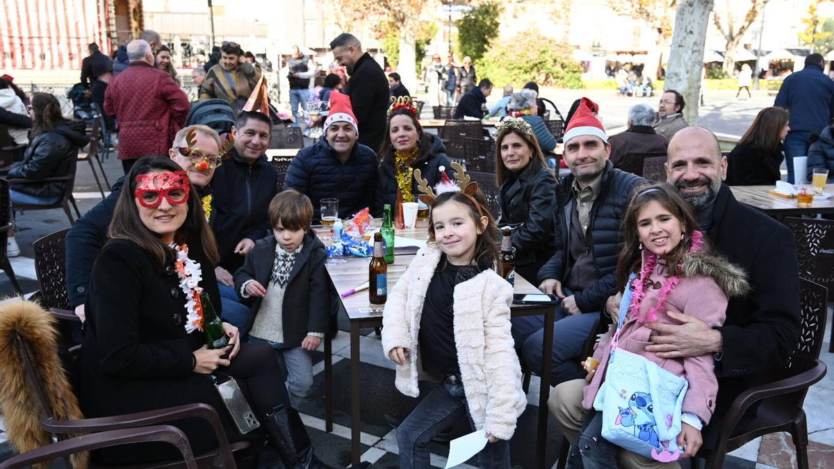 Una pandilla celebra la Tardevieja en el paseo de San Francisco, en Badajoz, hace un año.