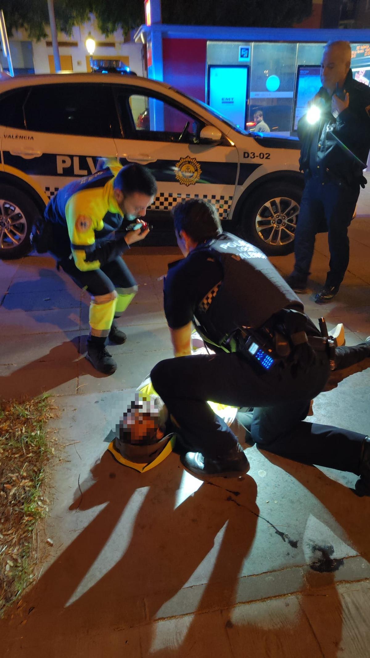 Agentes de la 3ª Unidad de Distrito Patraix practicando una RCP