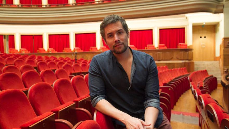 El actor y cantante Roger Barruezo, días atrás en el patio de butacas del Teatro Pérez Galdós.