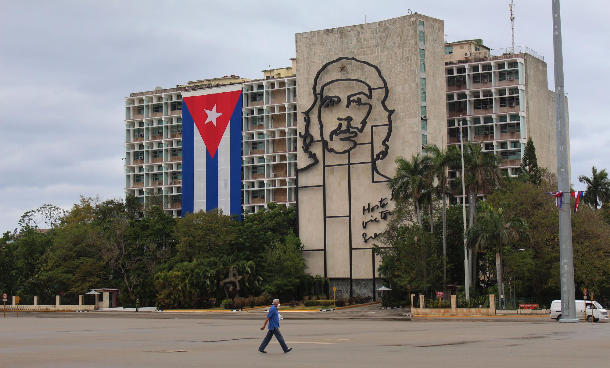 Un hombre pasea por la Plaza de la Revolución de La Habana, capital de Cuba