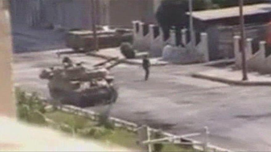 Un tanque de guerra rodando por un vecindario de Miami causa sorpresa