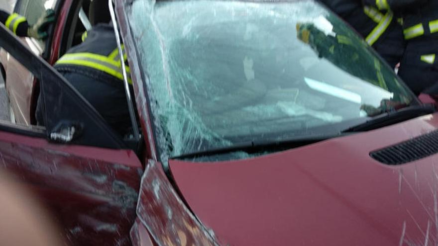 Bomberos de Málaga liberan a un conductor de su coche en la A-45.