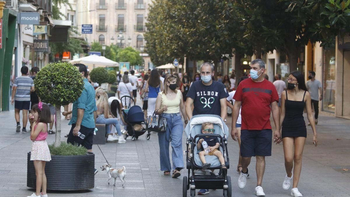 Varias personas pasean por la comercial calle Cruz Conde.