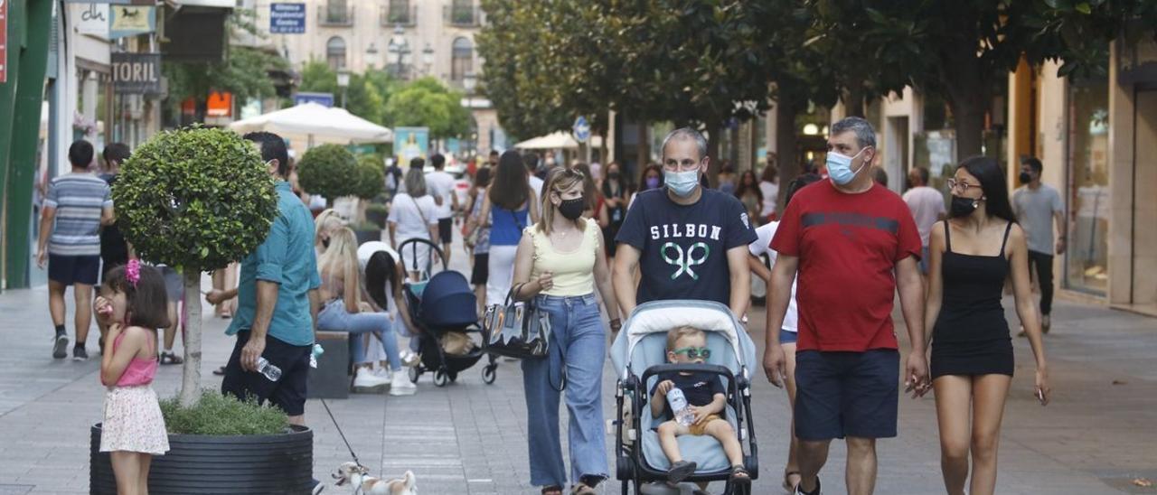 Varias personas pasean por la comercial calle Cruz Conde.