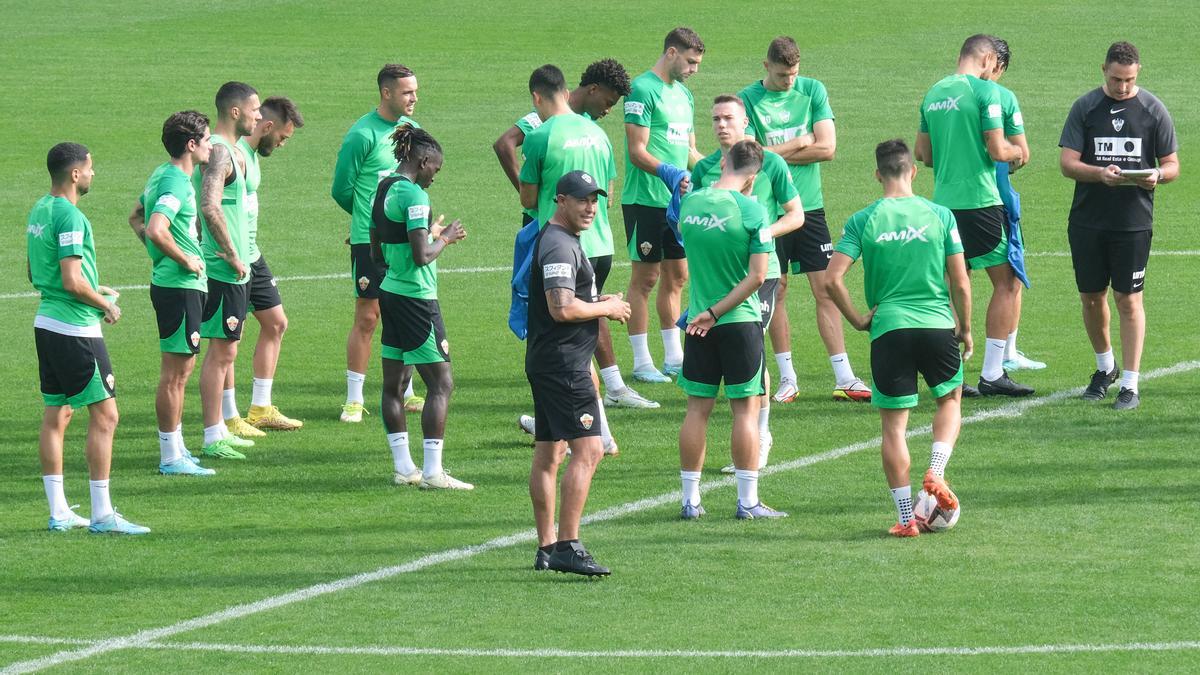 Almirón y los jugadores del Elche preparan esta mañana el partido ante el Real Valladolid