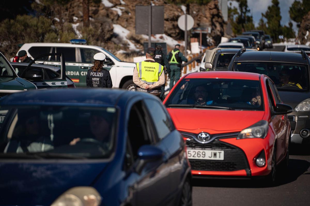 Control de acceso al Teide durante una operación nevada.