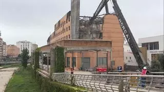Las máquinas entran en el hotel Ibis de Málaga: comienza su demolición tras el incendio