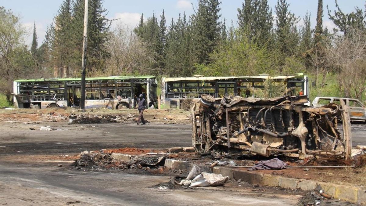 Autobús destrozado tras el coche bomba contra el convoy de civiles evacuados de la ciudad siria de Alepo.