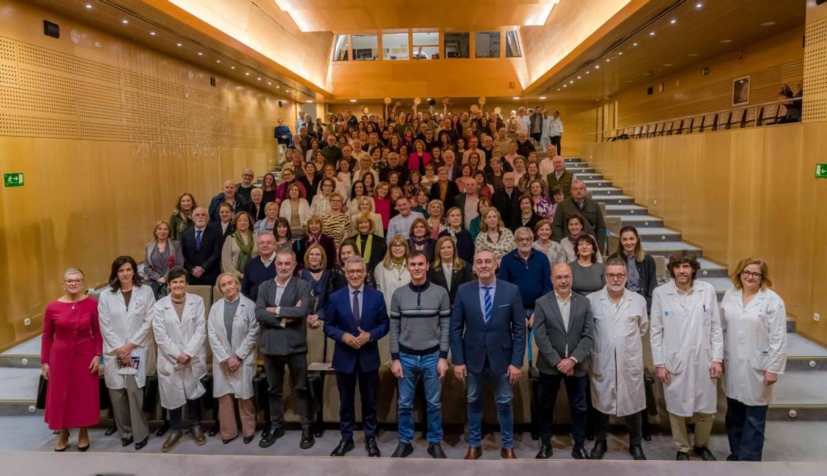 Foto de familia en la despedida de profesionales jubilados en el Hospital de A Coruña, este viernes.