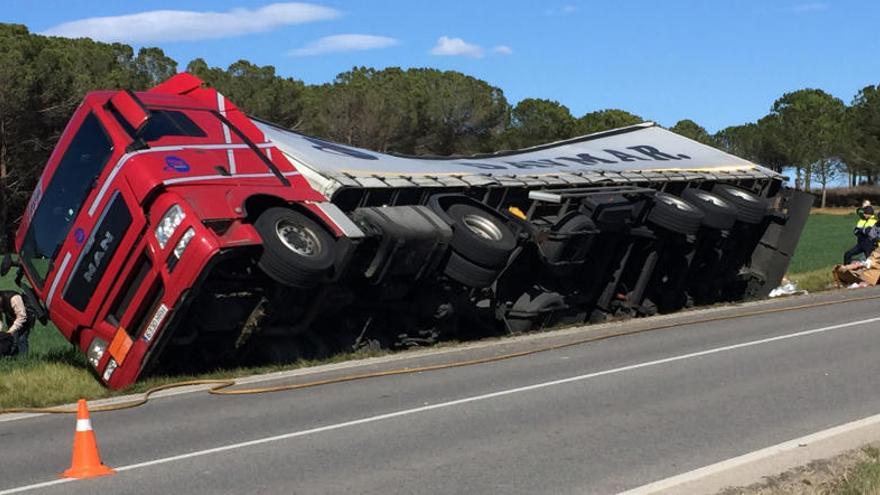 El camió ha quedat bolcat fora de la carretera