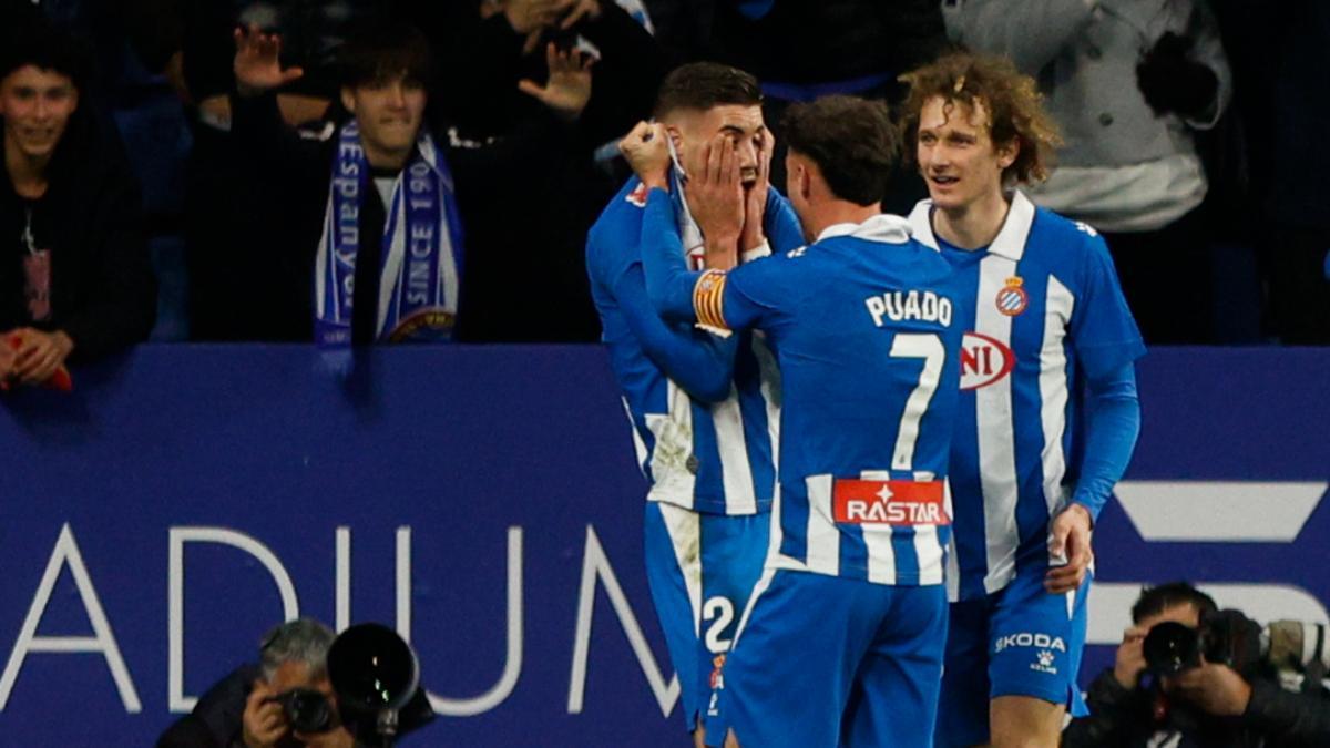 Roberto Fernández celebra el 2-1 con Javi Puado y Alex Král