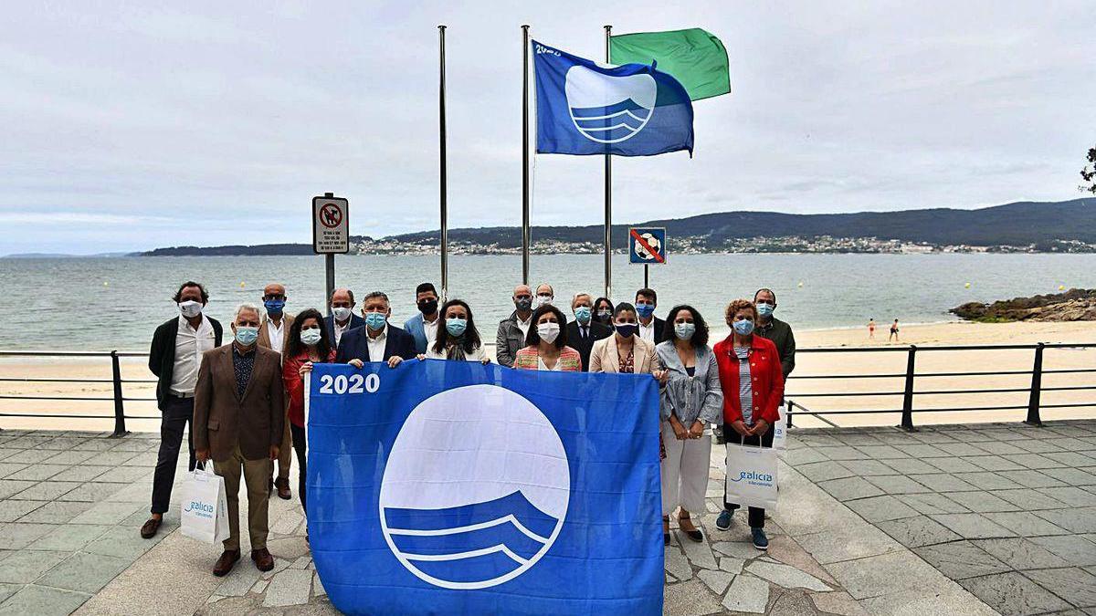 Posado de los alcaldes y ediles de los 11 concellos con playas e instalaciones con bandera azul.