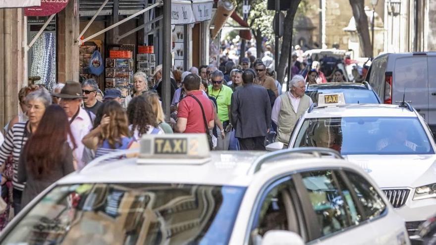 Gente caminando por Palma