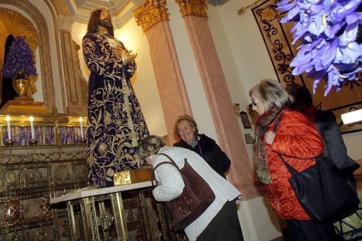 Besapie del Cristo de Medinaceli en Cartagena