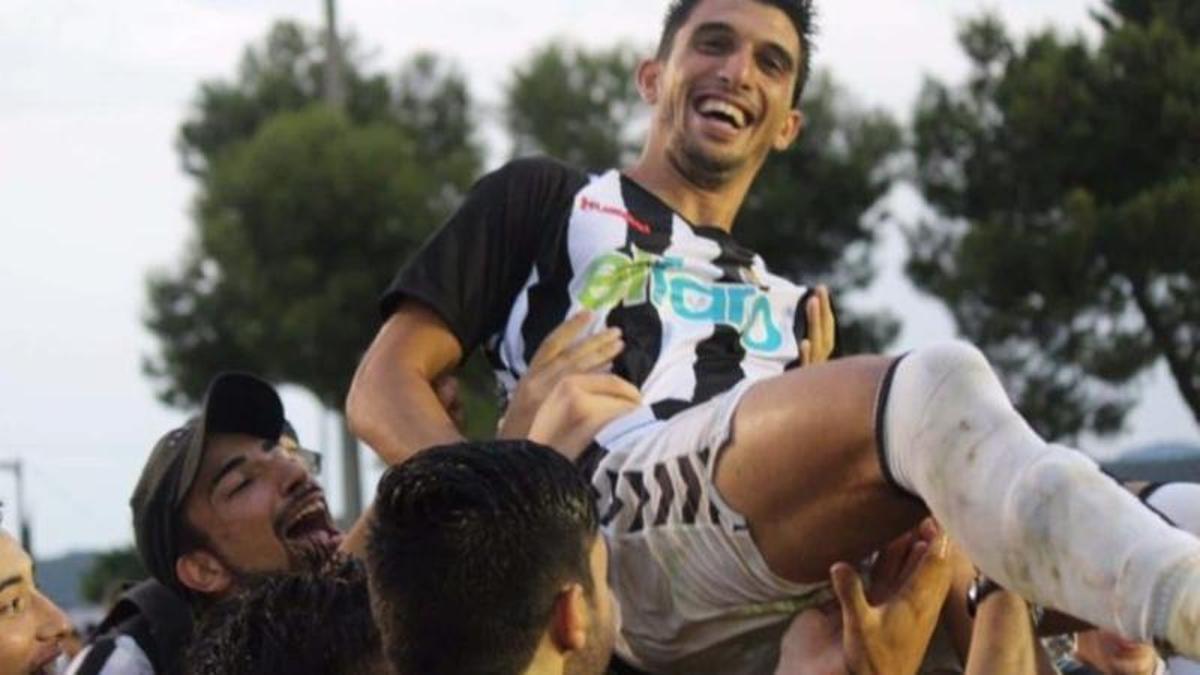 Álex Herrera celebra el ascenso en Calahorra conseguido con el Badajoz en 2017