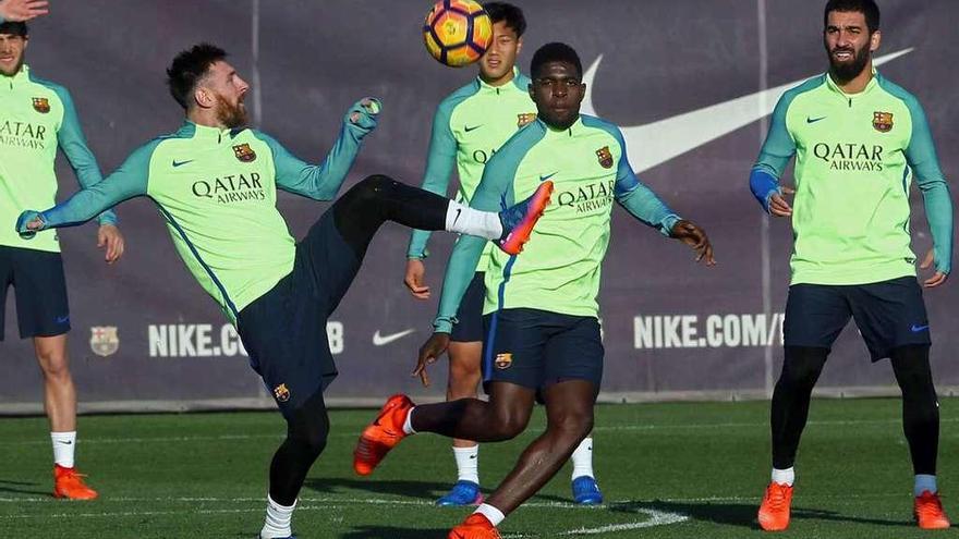 Leo Messi (izqda.) controla el balón durante el entrenamiento de ayer en San Joan Despí. // Toni Albir