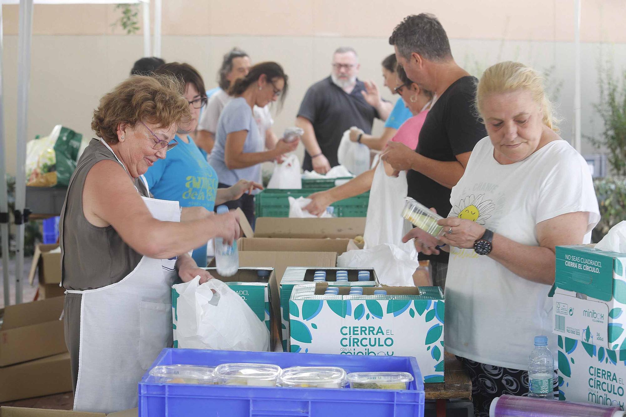 Amigos de la calle reparte comida en ocho rutas ante el incesante calor.