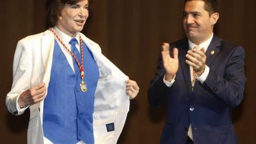 Camilo Sesto, al recibir la medalla de oro de la ciudad de Alcoy en 2016.