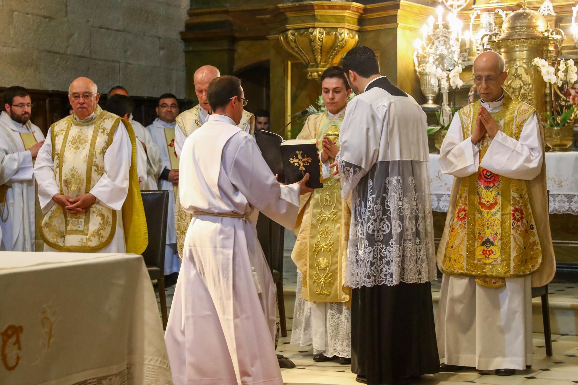 Oficia su primera misa con tan solo 24 años: así fue el multitudinario debut del sacerdote Ernesto Gómez Juanatey