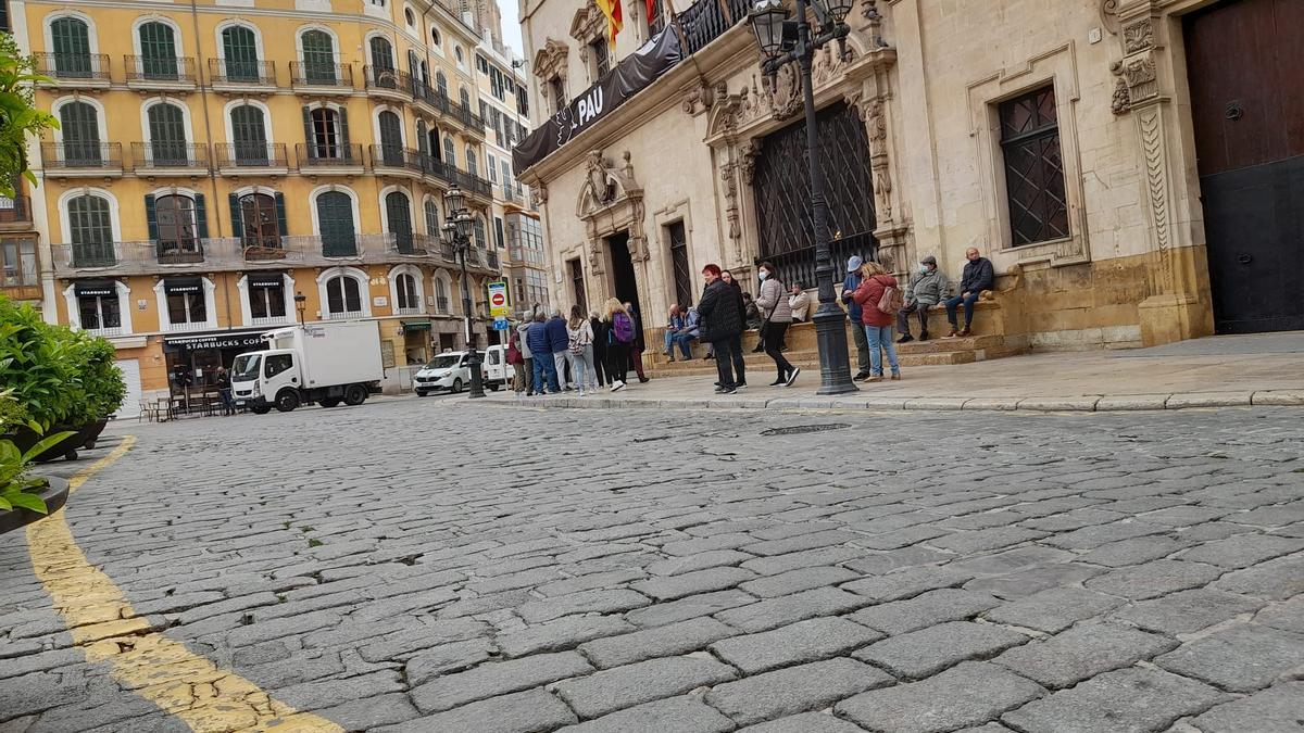 Obras de mejora de los adoquines de la Plaça de Cort.