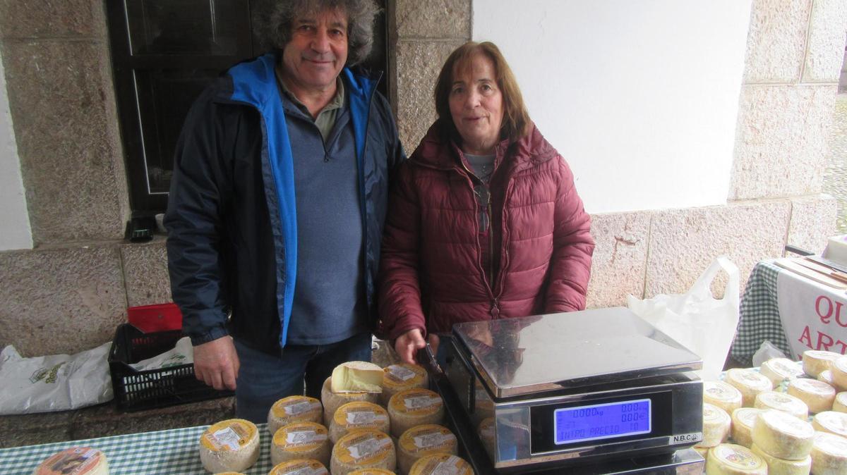Salva y Muñeca en el mercado cangués, este domingo.