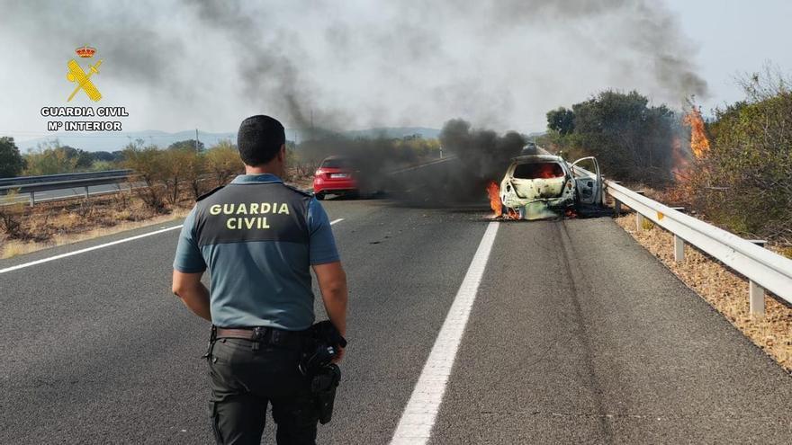 Vídeo | El incendio de un vehículo obligó a cortar la A-66 en el límite de Cáceres y Badajoz