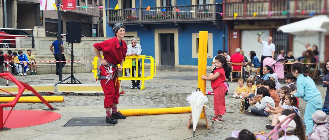 El espectáculo circense en la plaza de Requejo.