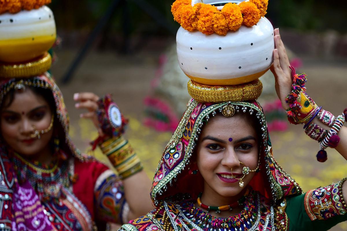 Ensayos del baile tradicional de Garba para el festival hindú de Navratri, en la India