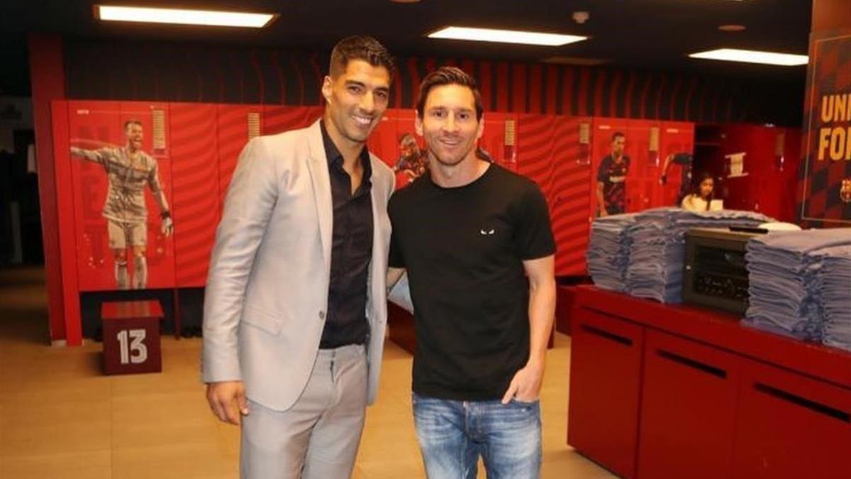 Suárez y Messi en su última imagen en el vestuario del Camp Nou antes de que el uruguayo se fuera al Atlético.