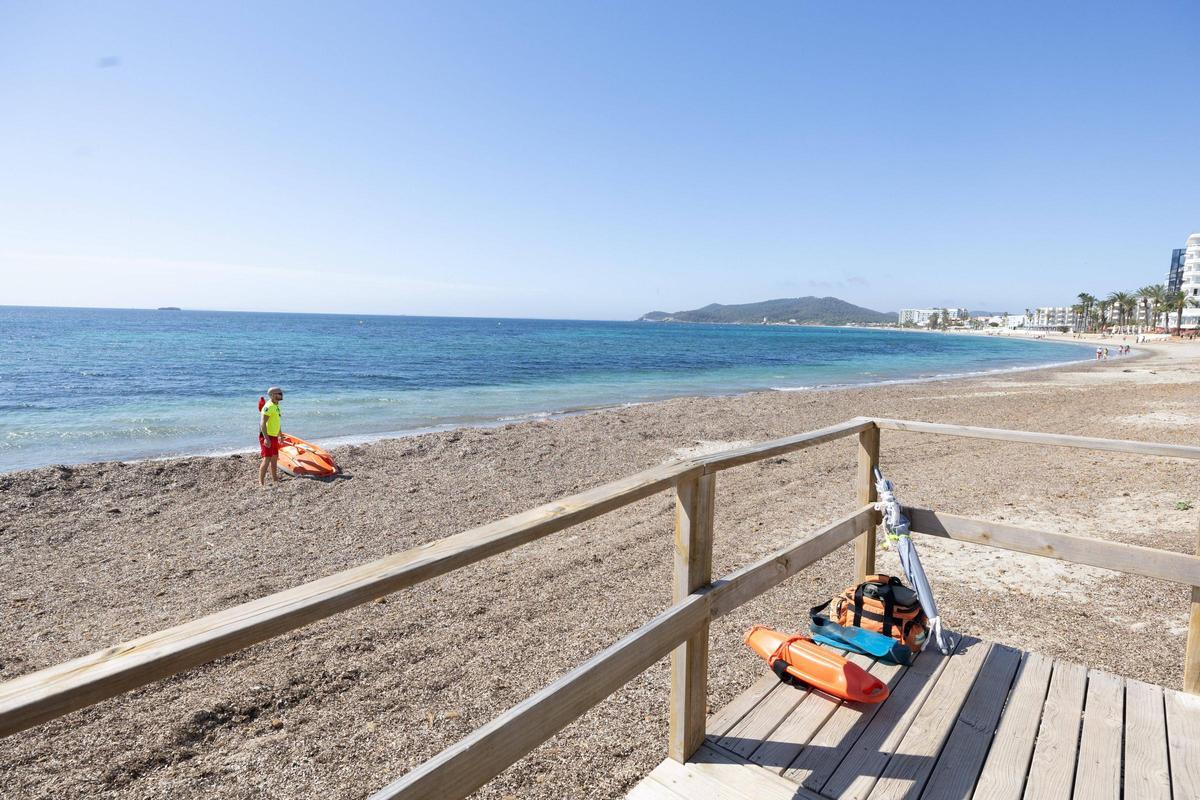 Imágenes de Platja d'en Bossa dividida entre turistas y demasiadas obras