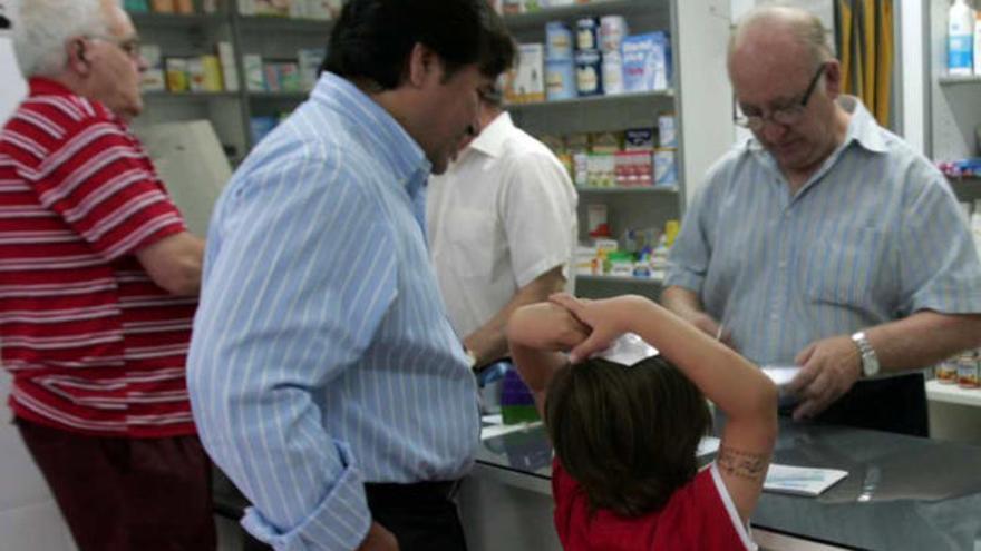 Pacientes compran sus medicinas en una farmacia de la provincia.