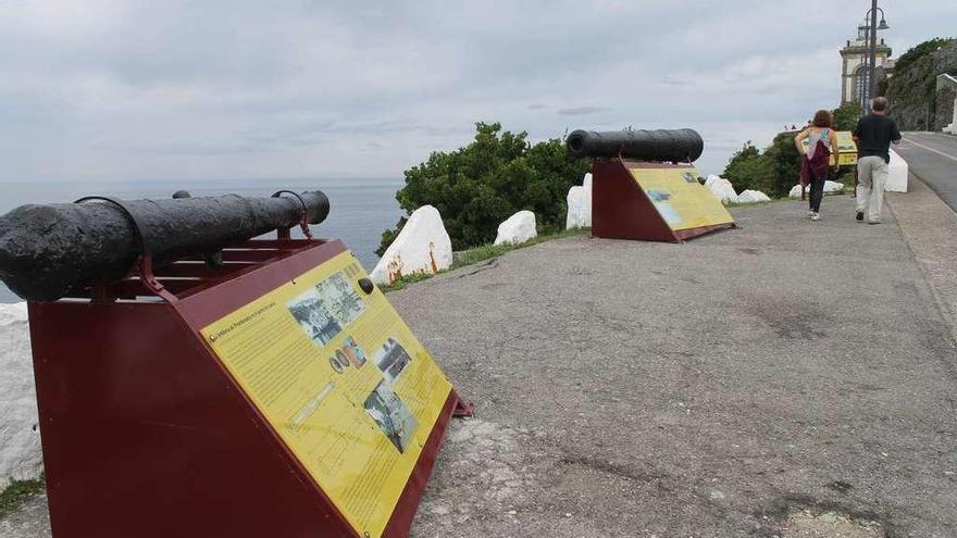 Los cañones restaurados de Luarca, un filón turístico