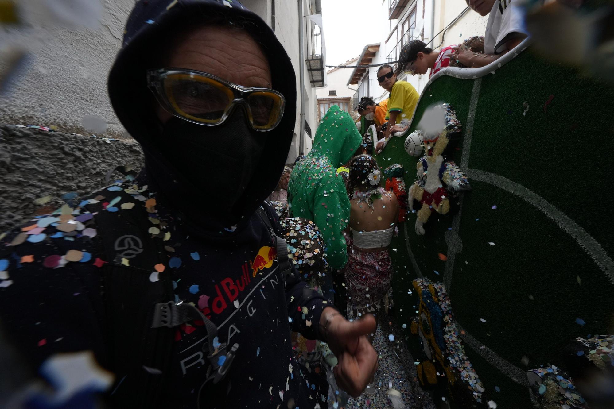 Búscate en el desfile de carrozas y disfraces de l'Anunci de Morella