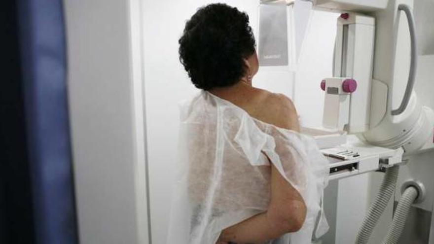 Imagen de una paciente sometiéndose a una exploración mamográfica.