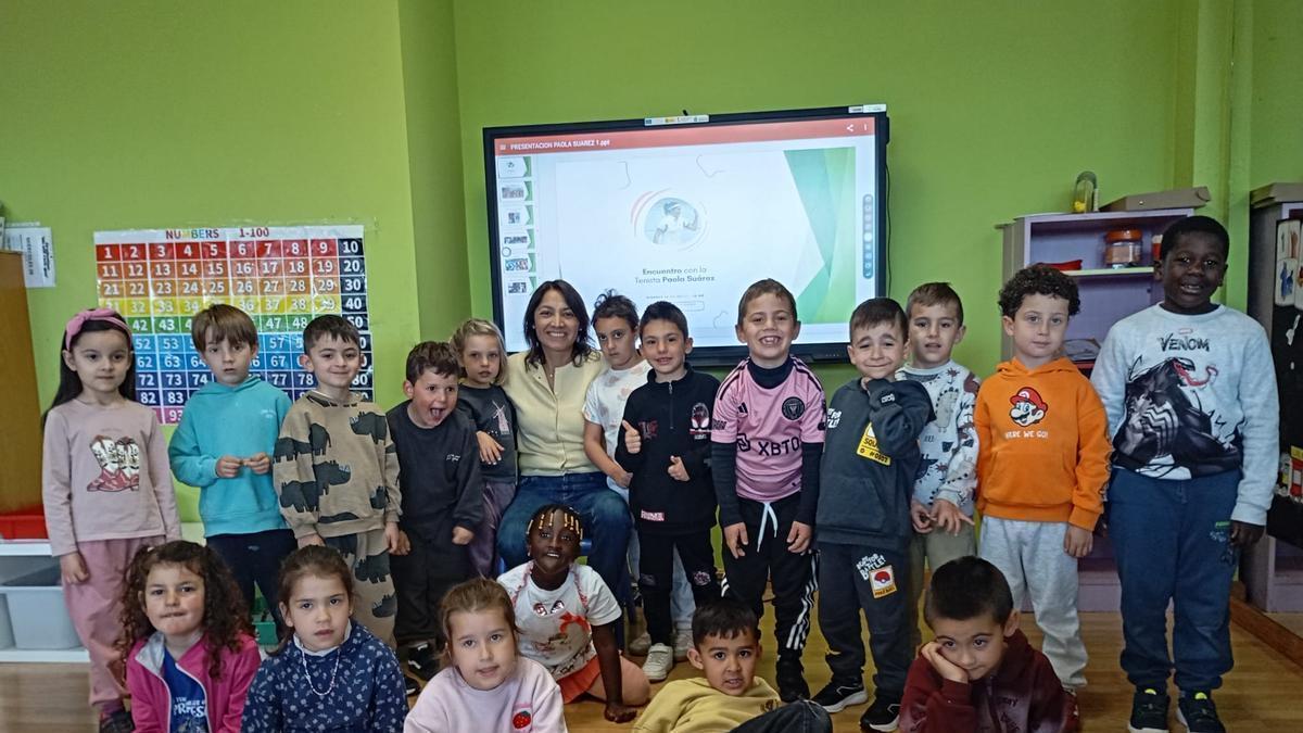 La tenista argentina Paola Suárez con alumnado de 5 años del colegio Marcelo Gago en el aula.