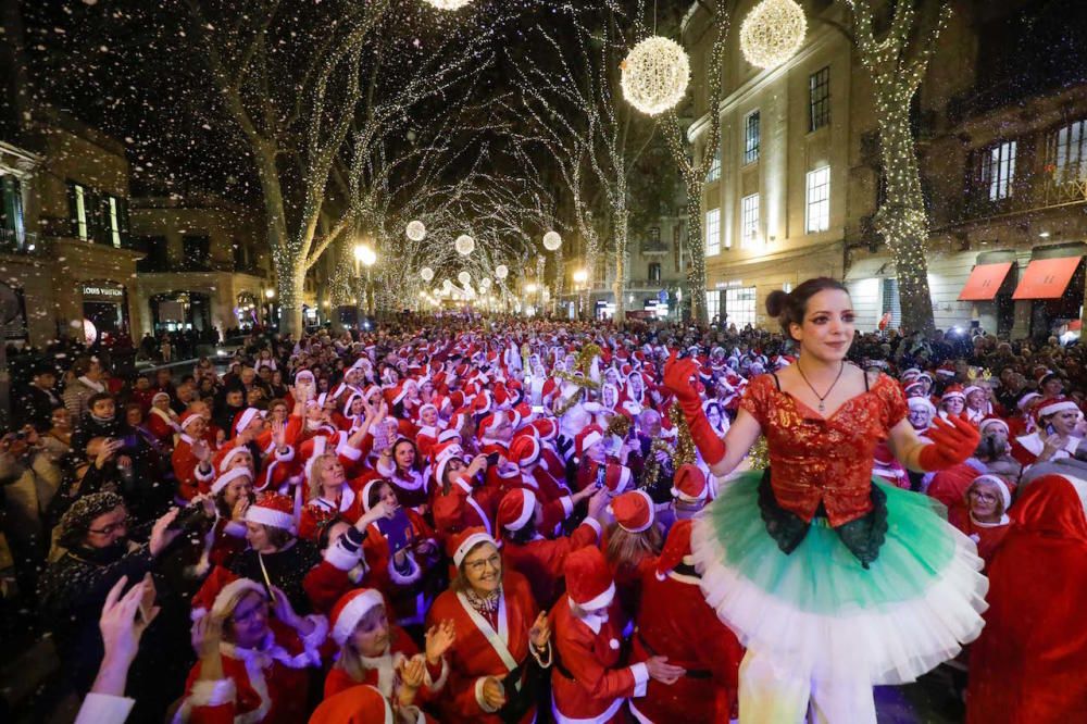 Más de 1.200 Papás Noel bailan en línea en el Born de Palma