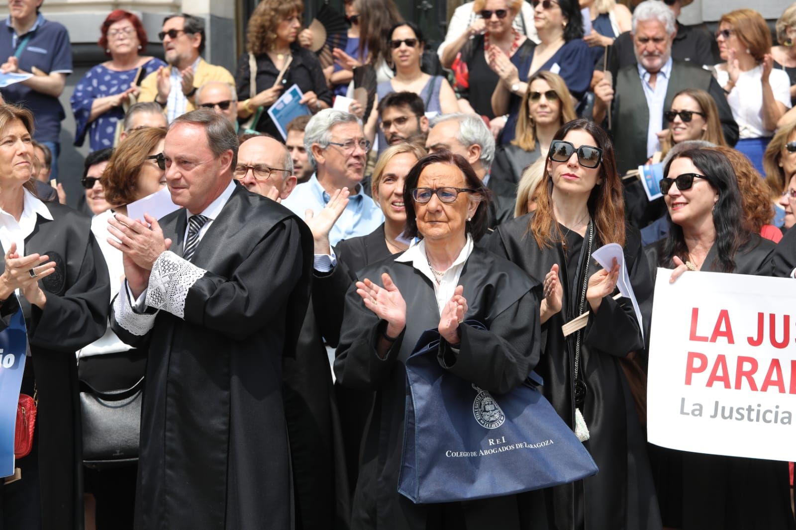 Concentración de abogados y procuradores en la plaza de España para mostrar su malestar por la paralización de la Justicia desde hace meses