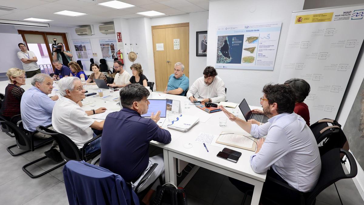 El Comité de Representantes del Mar Menor debatió una treintena de asuntos, este lunes en la Oficina Técnica del Mar Menor, en Murcia.