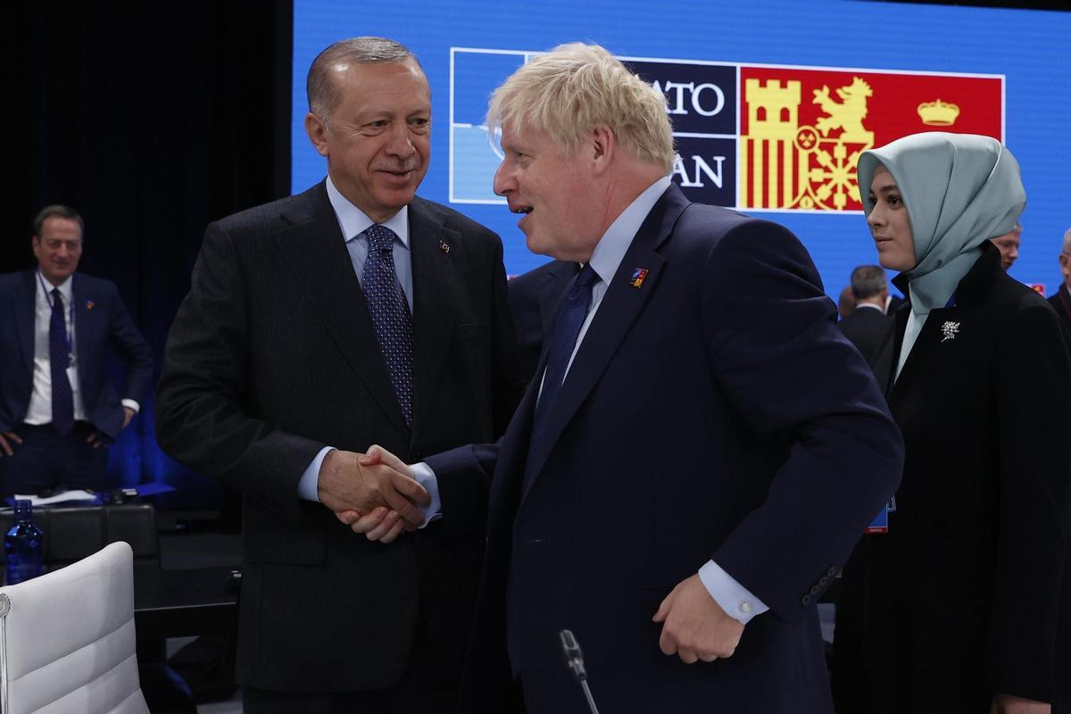 MADRID, 30/06/2022.- El presidente de Turquía, Recep Tayyip Erdoğan (i), saluda al primer ministro del Reino Unido, Boris Johnson (d) en la segunda jornada de la cumbre de la OTAN que se celebra este jueves en el recinto de Ifema, en Madrid. EFE/J.J. Guillén