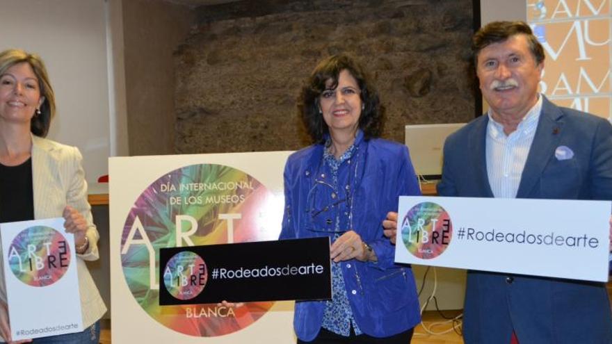 Esther Hortelano, Carmen Batres y Rafael Laorden, ayer en el Museo de Bellas Artes de Murcia.