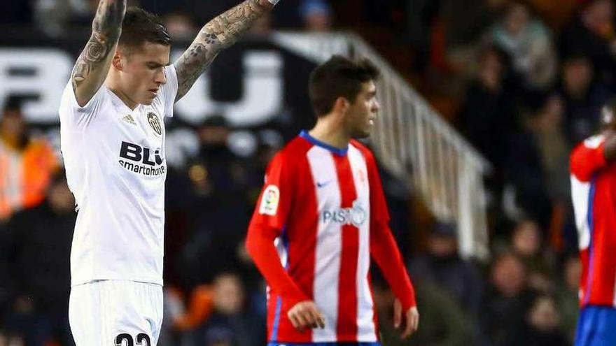 Santi Mina levanta los brazos tras anotar el segundo gol ante el Sporting.