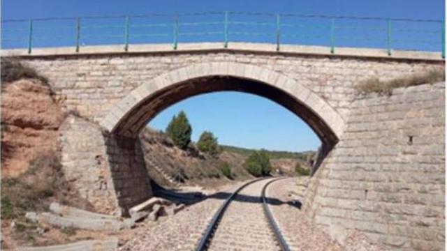 Uno de los pasos superiores que deben aumentar el gálibo para instalar la catenaria. | ADIF