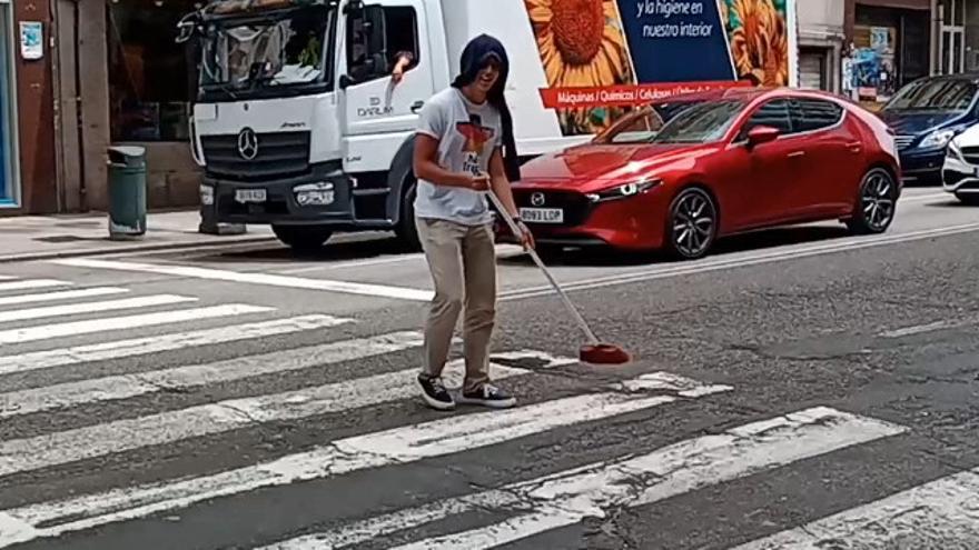 ¿Por qué este vigués barre el paso de cebra con un pantalón en la cabeza?