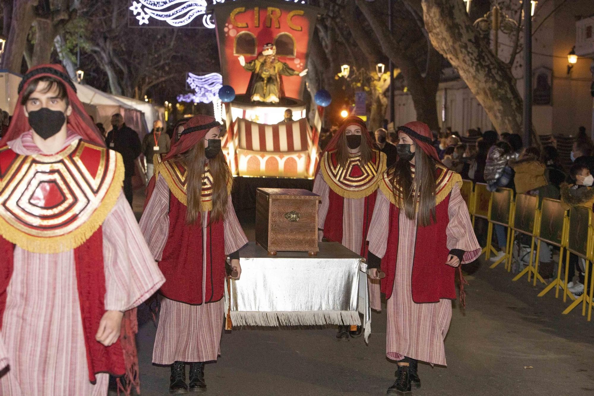 Los Reyes Magos recorren de nuevo las calles de Xàtiva