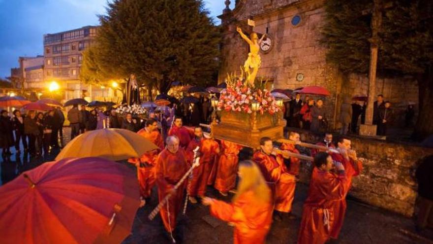 La tregua dada por la lluvia permitió la procesión de Viernes Santo en Silleda.  // Bernabé/Gutier