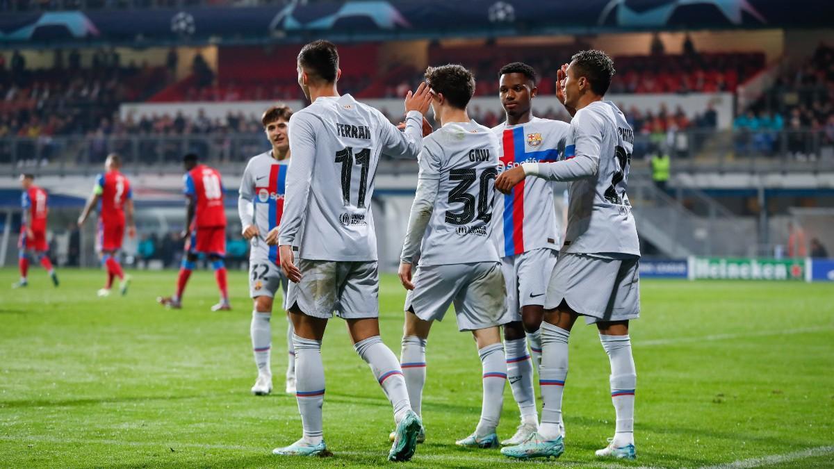 Ferran Torres, Gavi, Ansu Fati y Raphinha celebran un gol frente al Viktoria Plzen